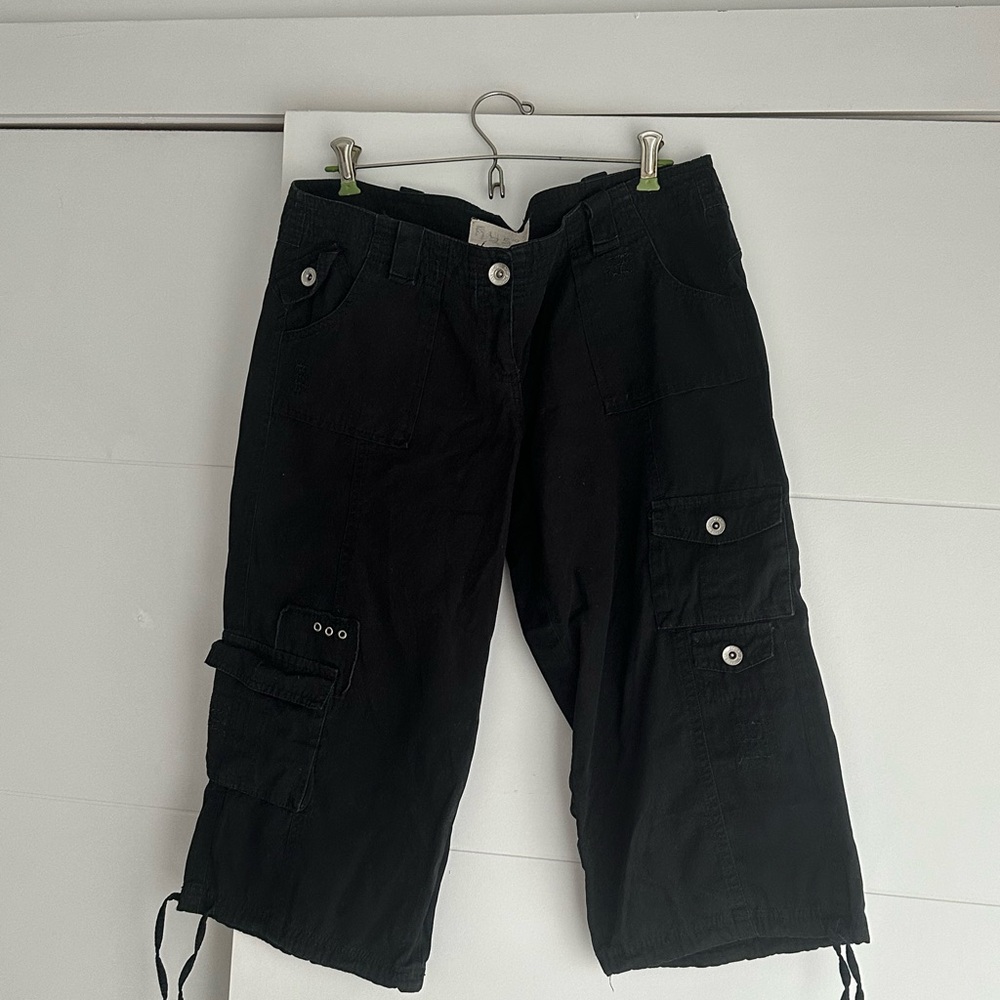 Black Cargo Capris